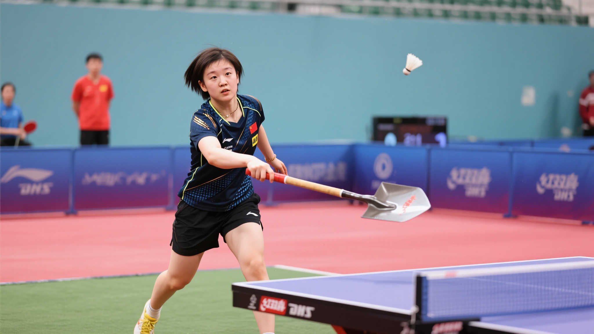 孙颖莎化铁锹为球拍展现羽毛球趣味一面 孙颖莎化铁锹为球拍展现羽毛球趣味一面